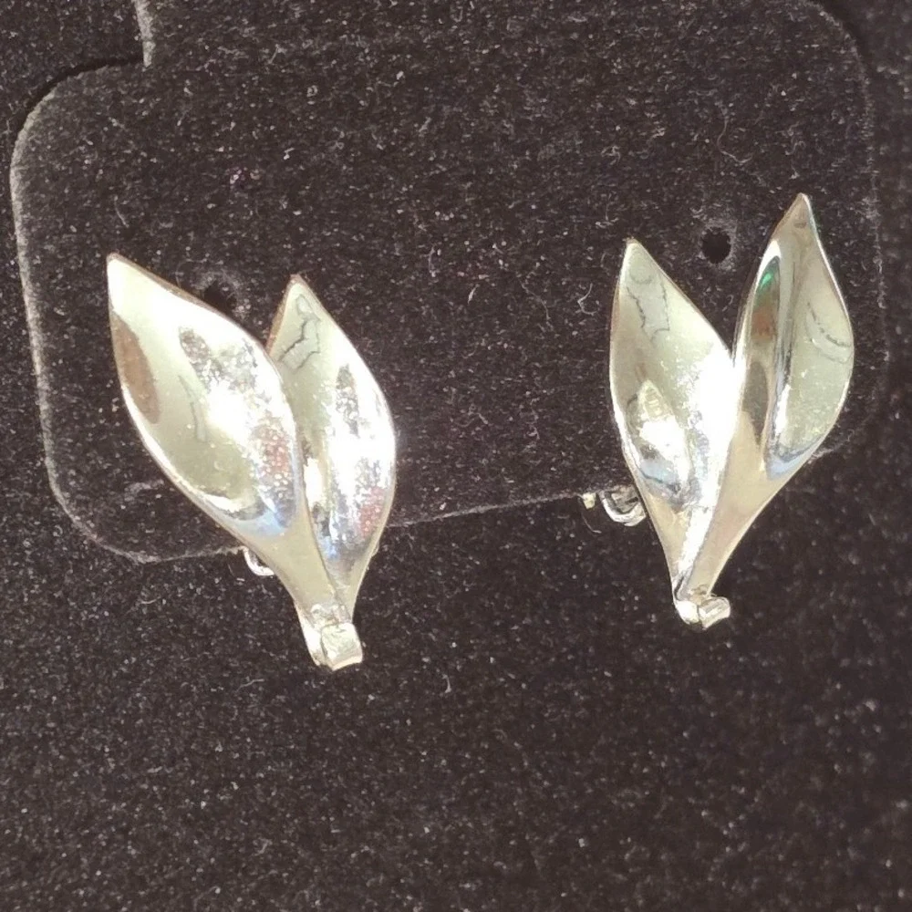Vintage Silver Tone Double Leaf Clip On Earrings Botanical Modernist Jewelry